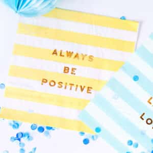 Serviettes always be positive jaune pour anniversaire