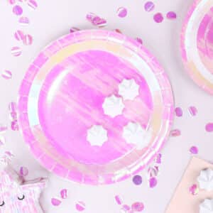 Assiettes rose irisées pour anniversaire