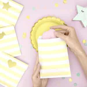 Sacs surprises jaune pastel pour anniversaire