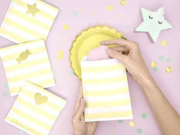 Sacs surprises jaune pastel pour anniversaire